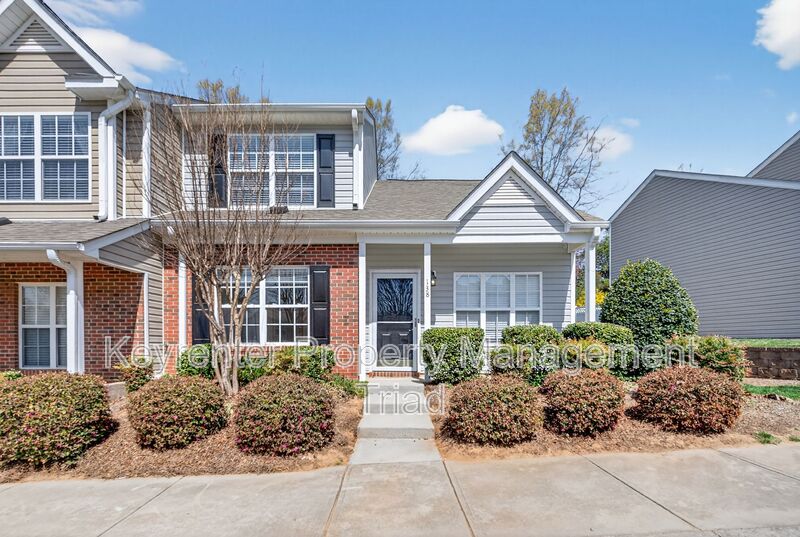 Greensboro House: 138 Tannenbaum Circle