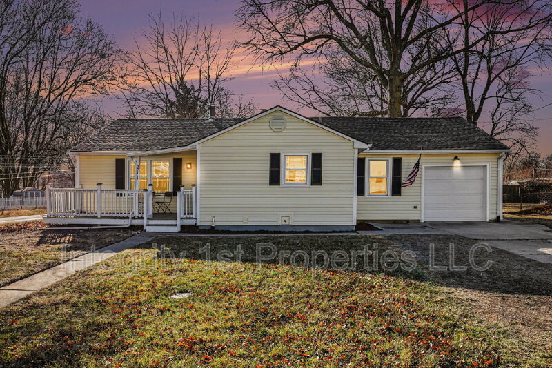 Lee's Summit House: 211 SE 7th St