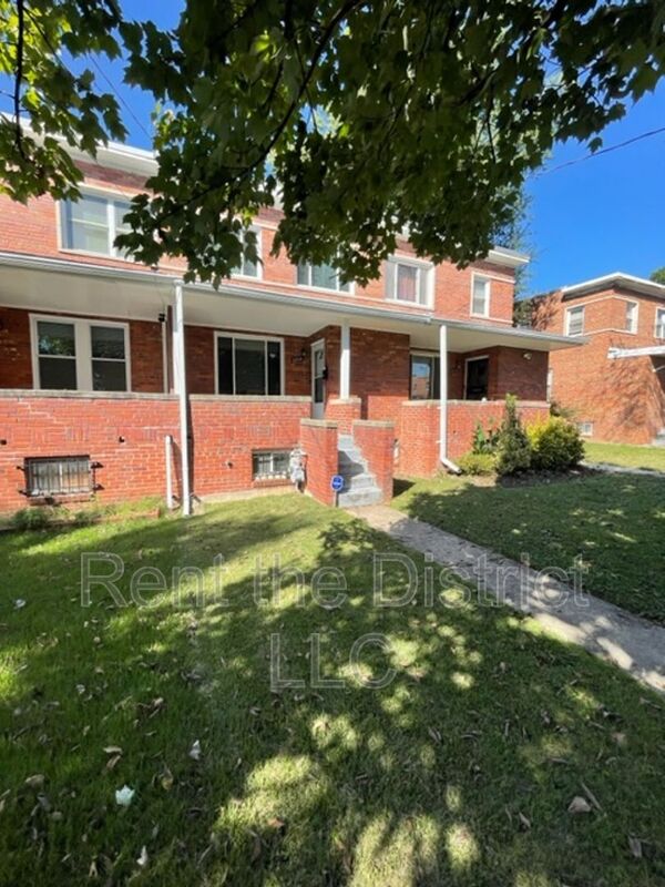 Washington House: 4710 8th Street NE