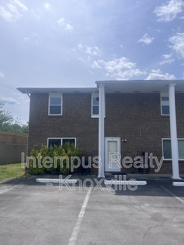 Seymour Townhome: 405 Iroquois Ln
