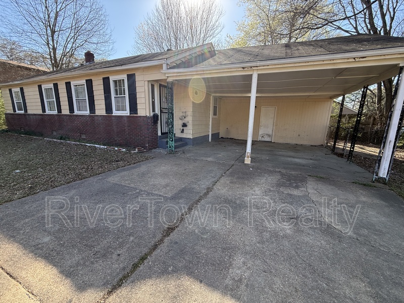 Memphis House: 1489 Titus Rd