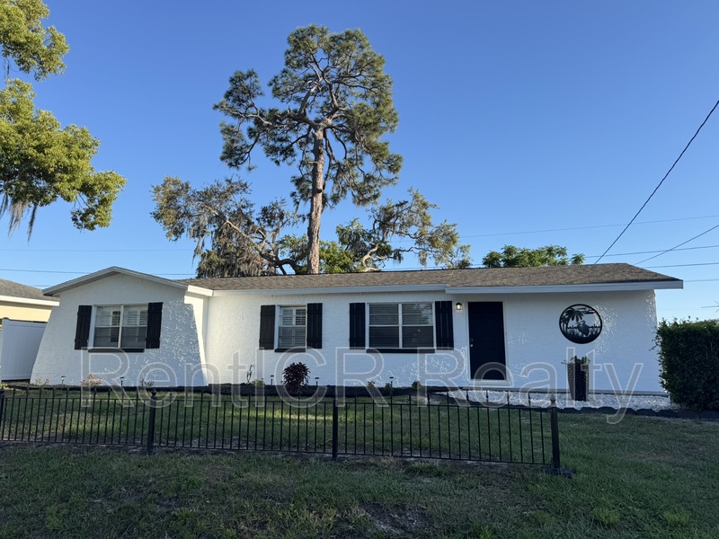 Palm Harbor House: 21 Lake Shore Drive