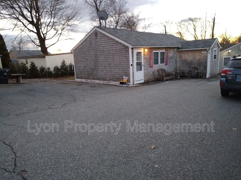 Warwick House: 433 Nausauket Rd