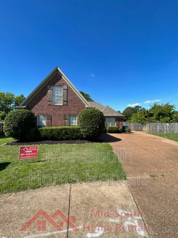 Arlington House: 11817 Village Center St