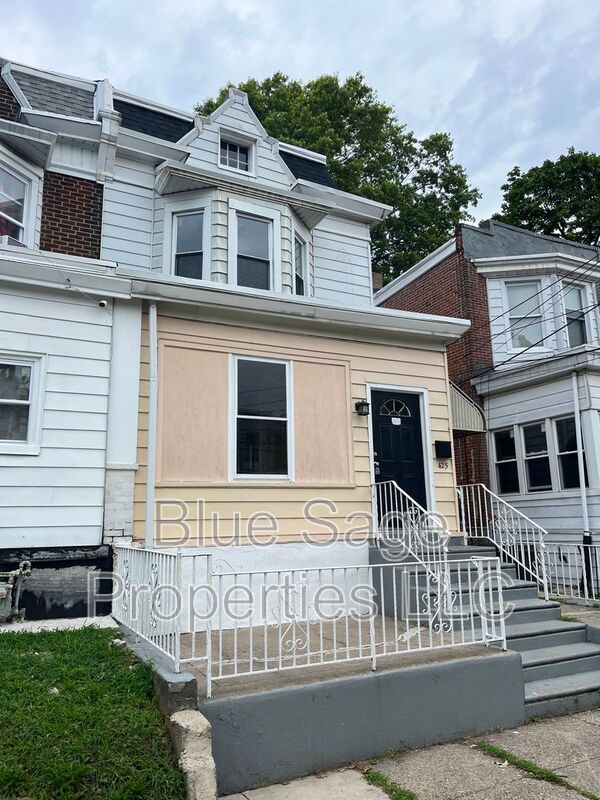 Collingdale Townhome: 425 Pusey Ave