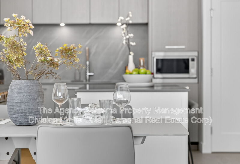 Kelowna Condo: 3389 Lakeshore Rd