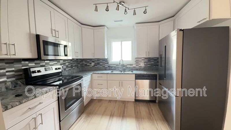 Spacious 2-Bedroom Condo! - Photo 2