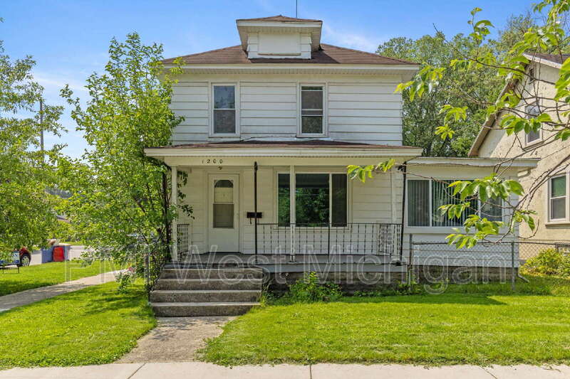 Grand Rapids House: 1200 Jackson St NW