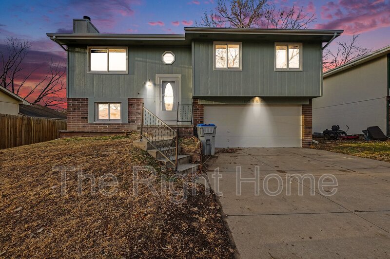 Omaha House: 13968 Meadow Ridge Rd