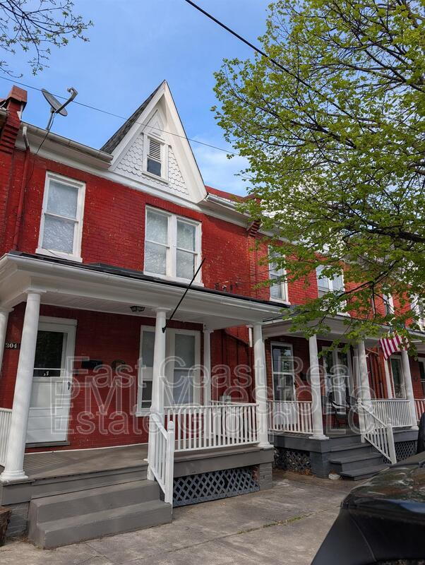Martinsburg Townhome: 304 1/2 W Martin St