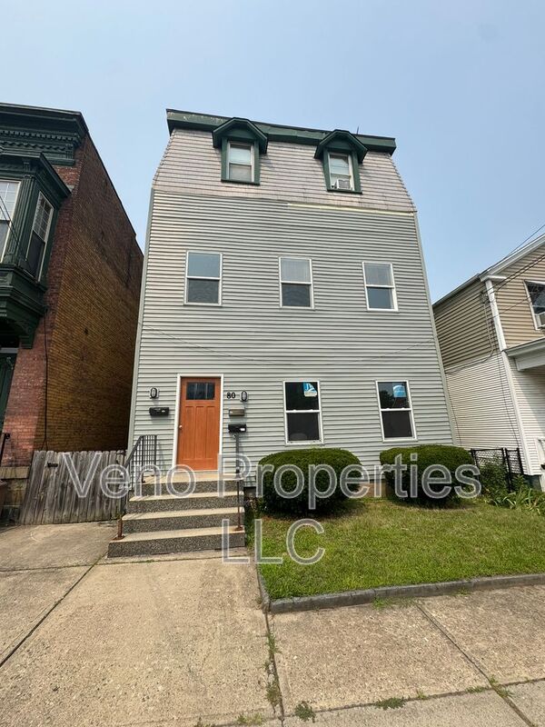 Green Island House: 80 Hudson Ave