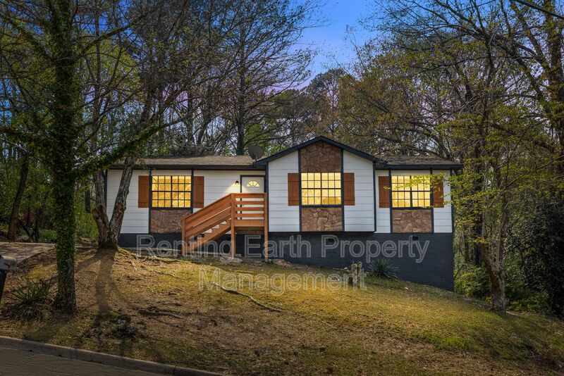 Birmingham House: 1332 7th Place NW