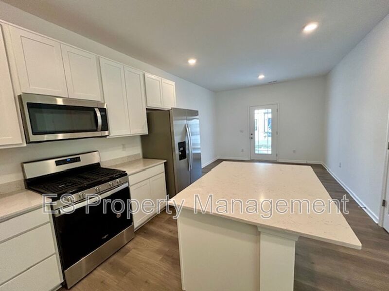 Beautiful, 2 Story Newly Built - 3 Bedroom, 2.5 Bath!  - Photo 9