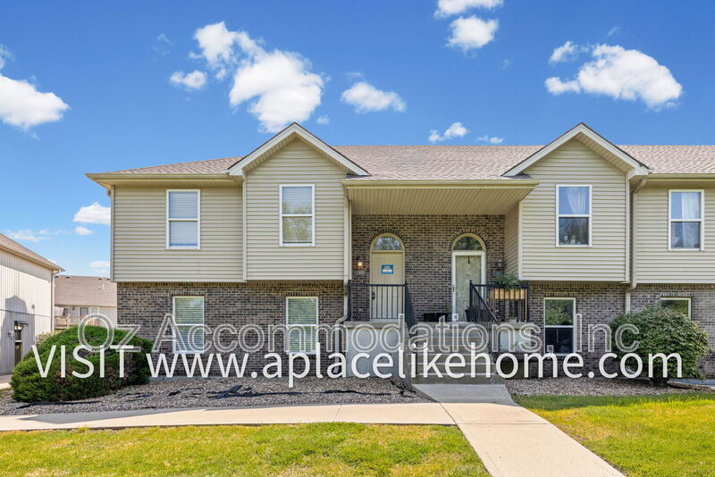 Kansas City Townhome: 8626 N Cleveland Ln