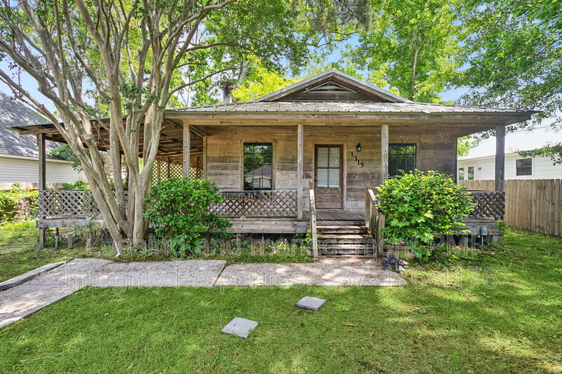 Mandeville House: 1315 America Street