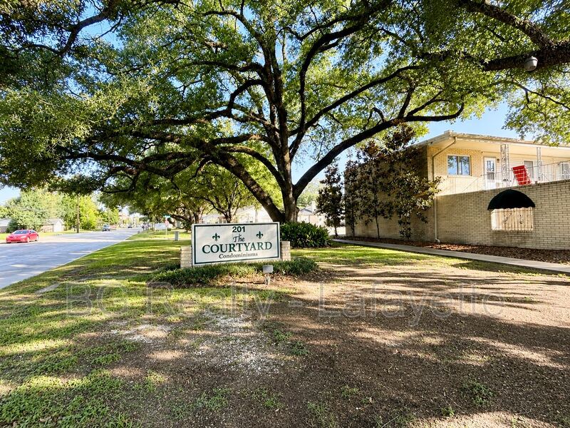 Lafayette Condo: 201 S College