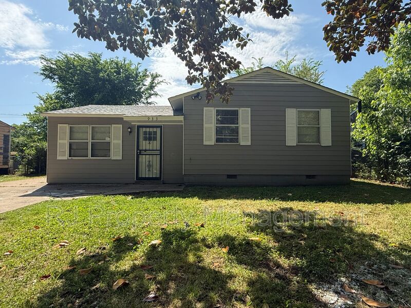 Memphis House: 933 Leacrest Ave
