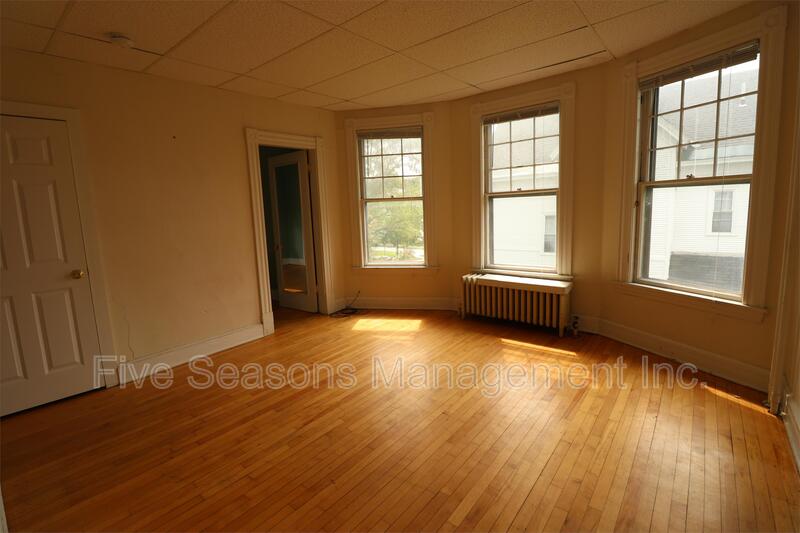 Burlington Condo: 122 Buell st - B