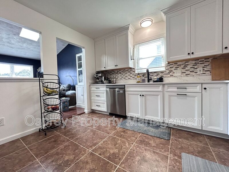 3-bedroom Gem in the heart of Virginia Beach! "ASK ABOUT OUR ZERO DEPOSIT" - Photo 3