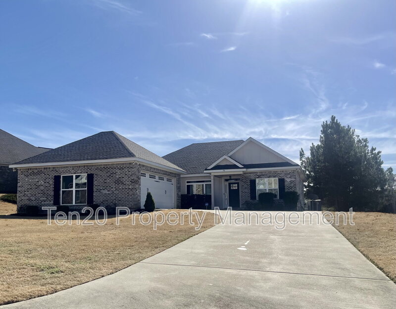 Smiths Station House: 70 Tree Top Hill