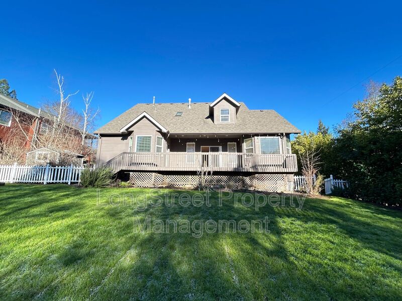 Philomath House: 852 Marilyn Dr