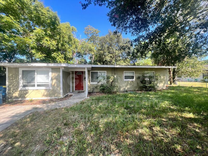 Jacksonville House: 6817 Camelot Rd