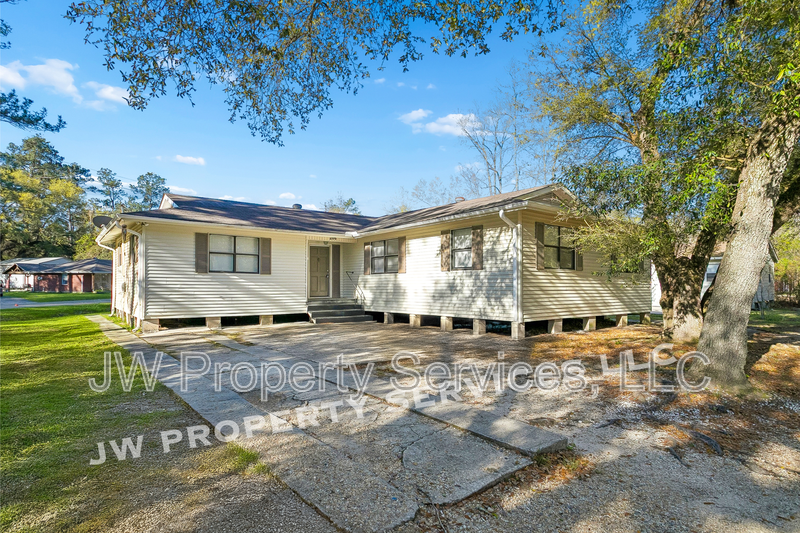 Slidell House: 206 Sunset Dr