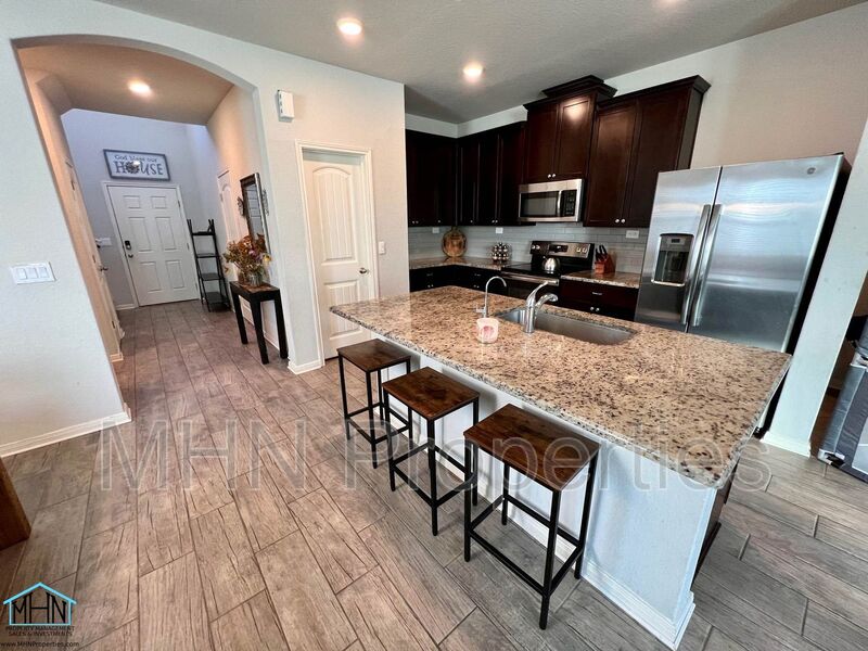 Newer Construction 4 bed/2.5 bath beauty in Paloma community, right off 10E and 1604 in Converse! - Photo 7