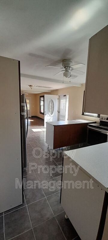 RECENTLY UPDATED 3 BEDROOM 3 BATH GREAT FOR FAMILY AVAILABLE IMMEDIATELY - Photo 10