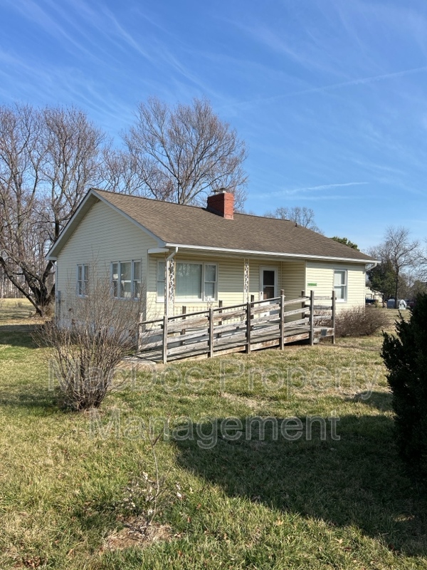 Fredericksburg House: 30 Curtis Estates