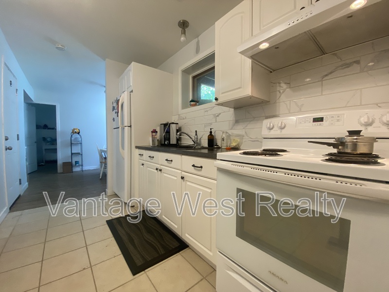 Kelowna House: 315-B Hardie Rd
