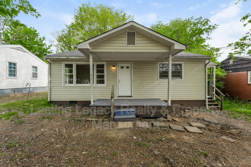 Winston-Salem House: 817 elon