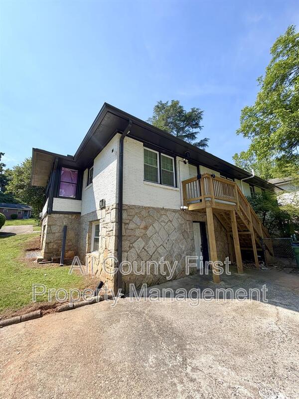 Atlanta House: 1093 Fayetteville RD SE