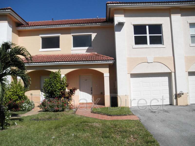 PALM SPRINGS Townhome: 221 Talia Circle