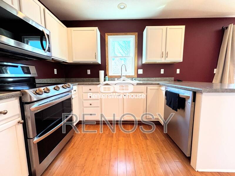 Waukee House: 330 NE Cardinal Ln