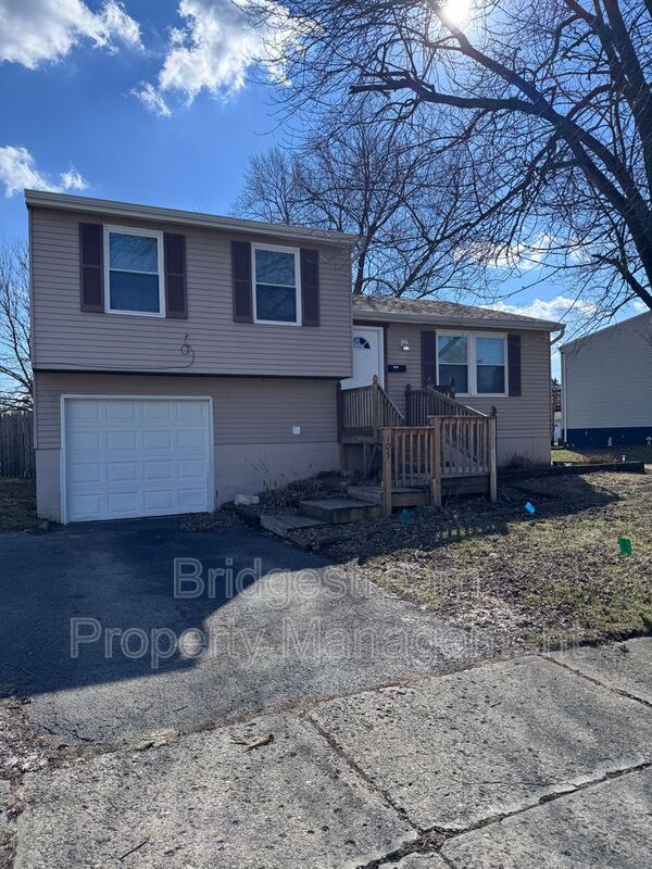 Englewood House: 105 Woodard Dr.