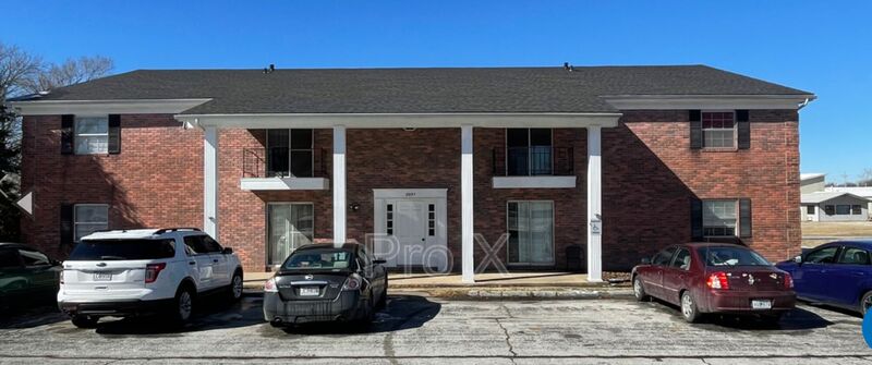 Carthage Condo: 2037 S River St