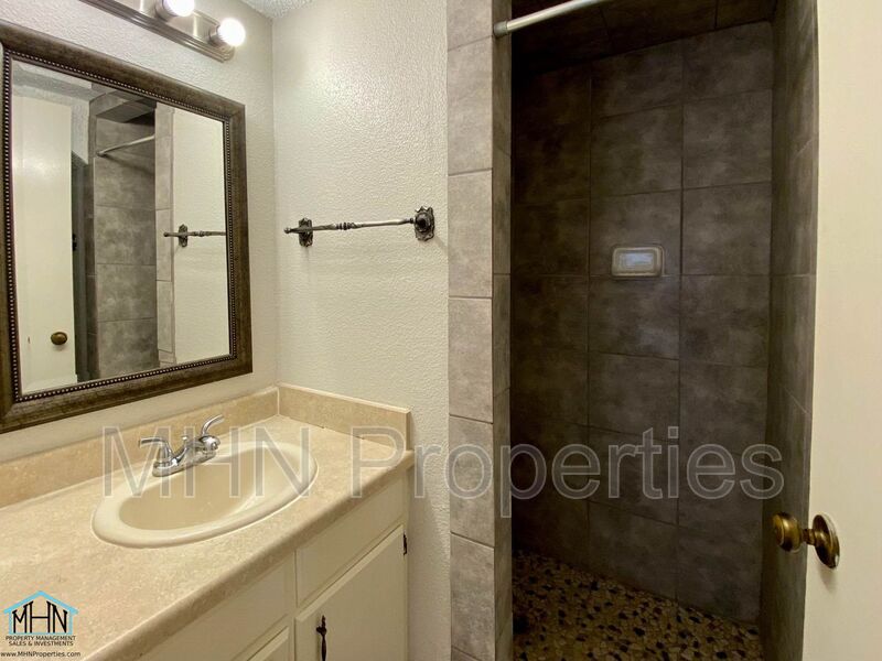 Cozy 2 bed/2 bath condo in a secluded area, near Alamo Heights, and close local to highways and so much more! - Photo 12