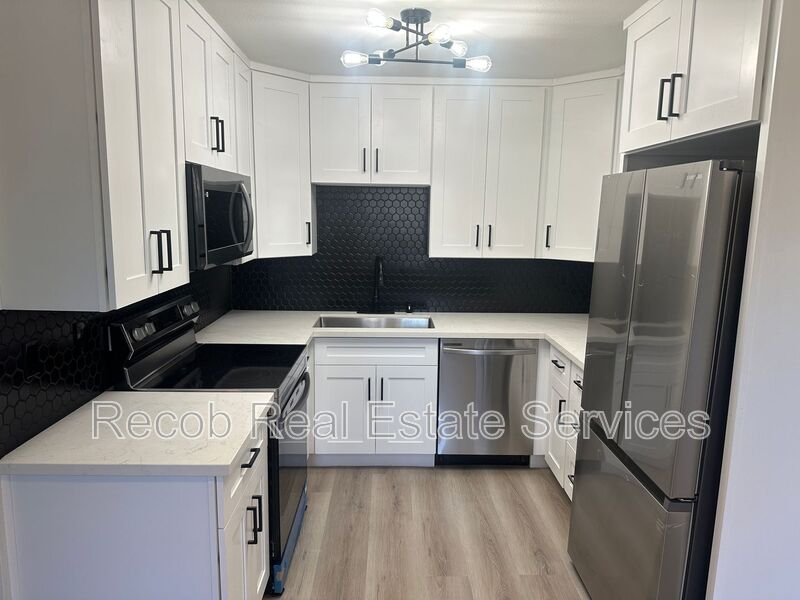 El Cajon House: 716 Broadway
