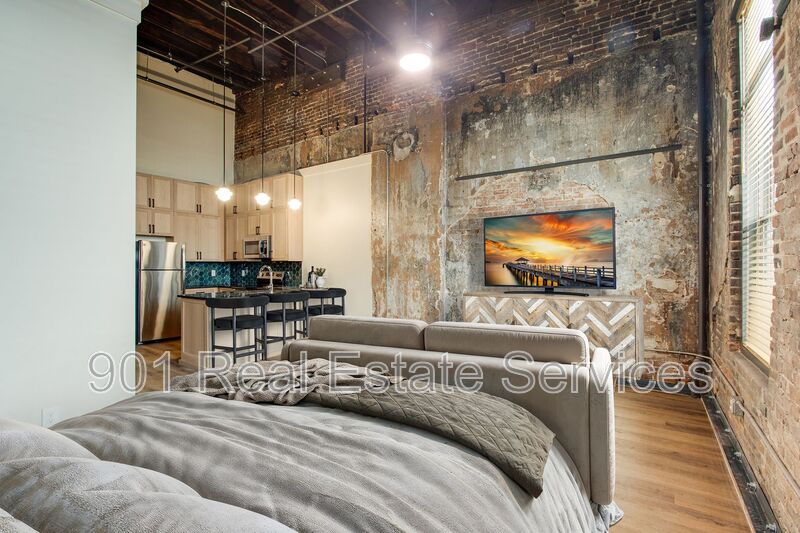 Memphis Apartment: 124 Monroe Avenue,