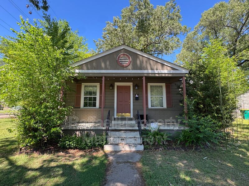 Texarkana House: 722 W 34th St