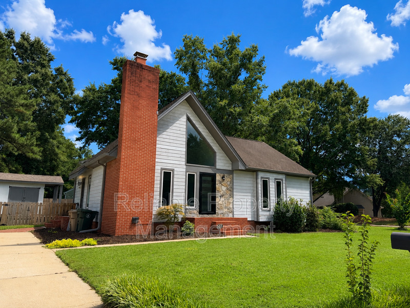 Raleigh House: 100 Longneedle Ct