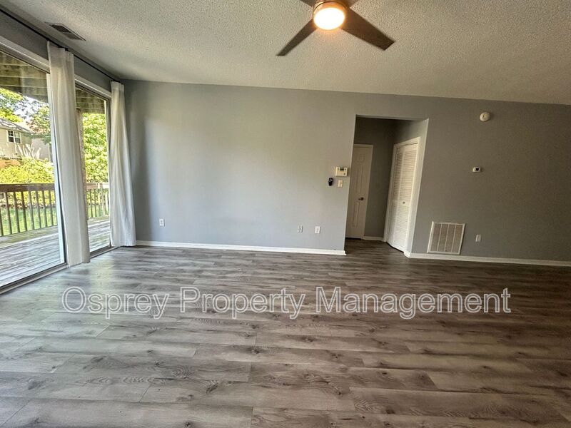 Introducing a charming 2 bedroom, 2 bathroom condo  - Photo 3