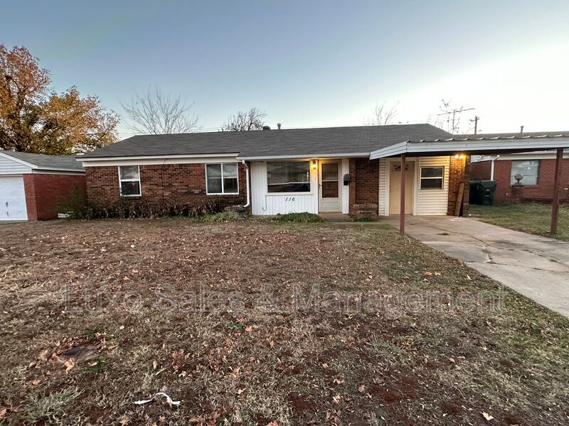 Midwest City House: 116 W. Rose Drive