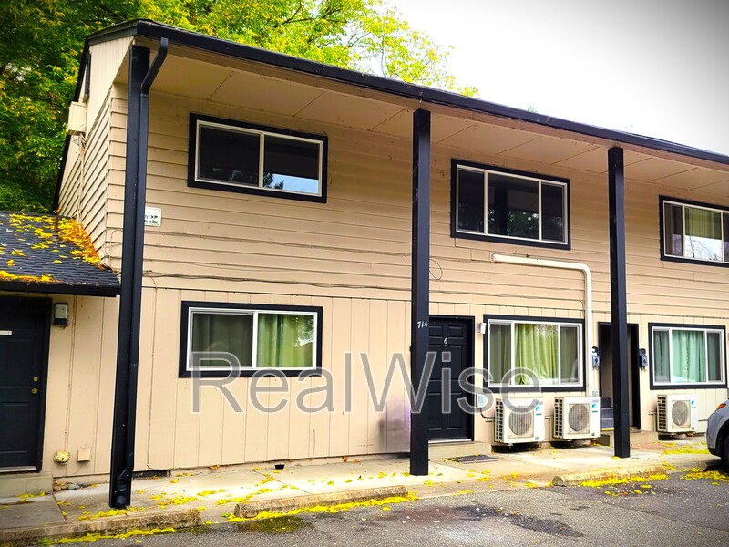 Grants Pass Condo: 714 SE 10th St