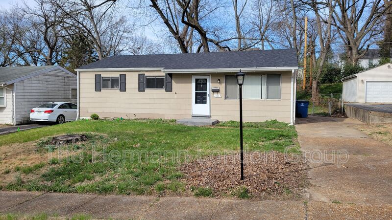 St Louis House: 227 Meadowcrest Dr