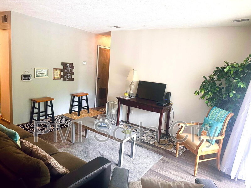 Columbia Condo: 810 Old Manor Road