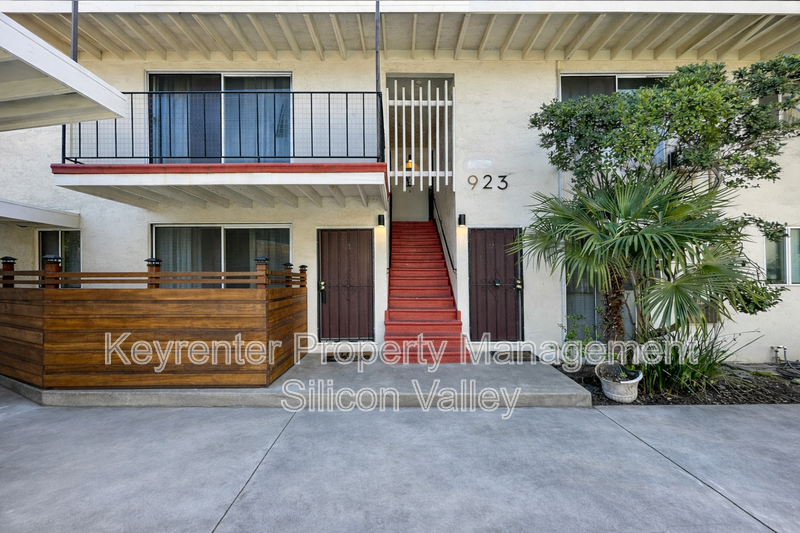 Campbell Condo: 923 Ravenscourt Ave