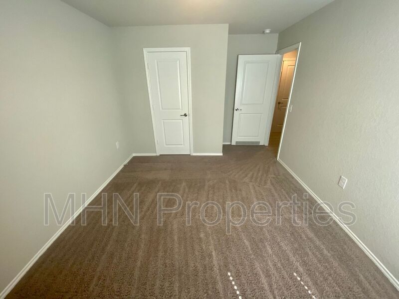 Beautiful 3bed/2bath single story near Randolph & Ft. Sam! - Photo 5
