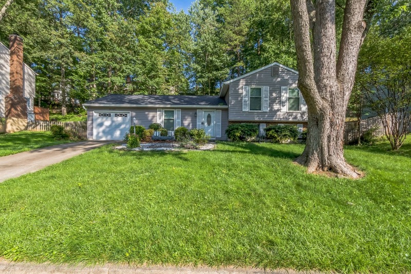 Dumfries House: 15337 Edgehill Drive